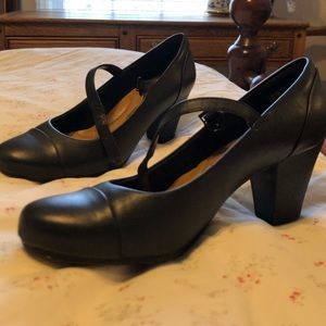 Clarks Artisan Mary Jane pumps